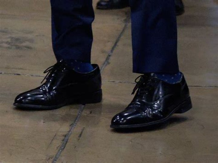 How do celebrities walk in too big shoes?