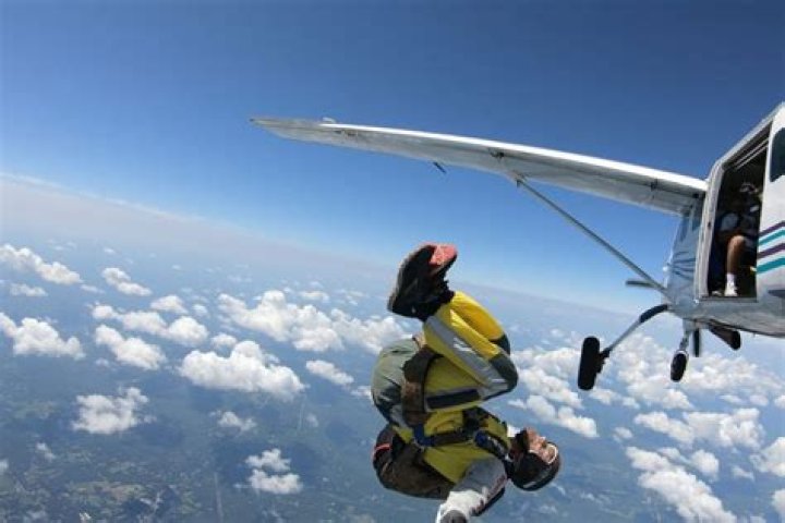 How fast do skydivers fall?